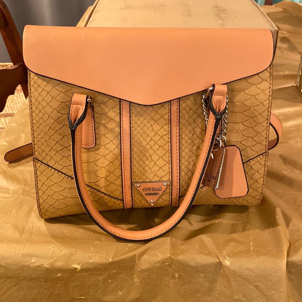 Beautiful Guess bag.